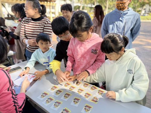 這麼好看的我們，應該常常出門刷臉呀~